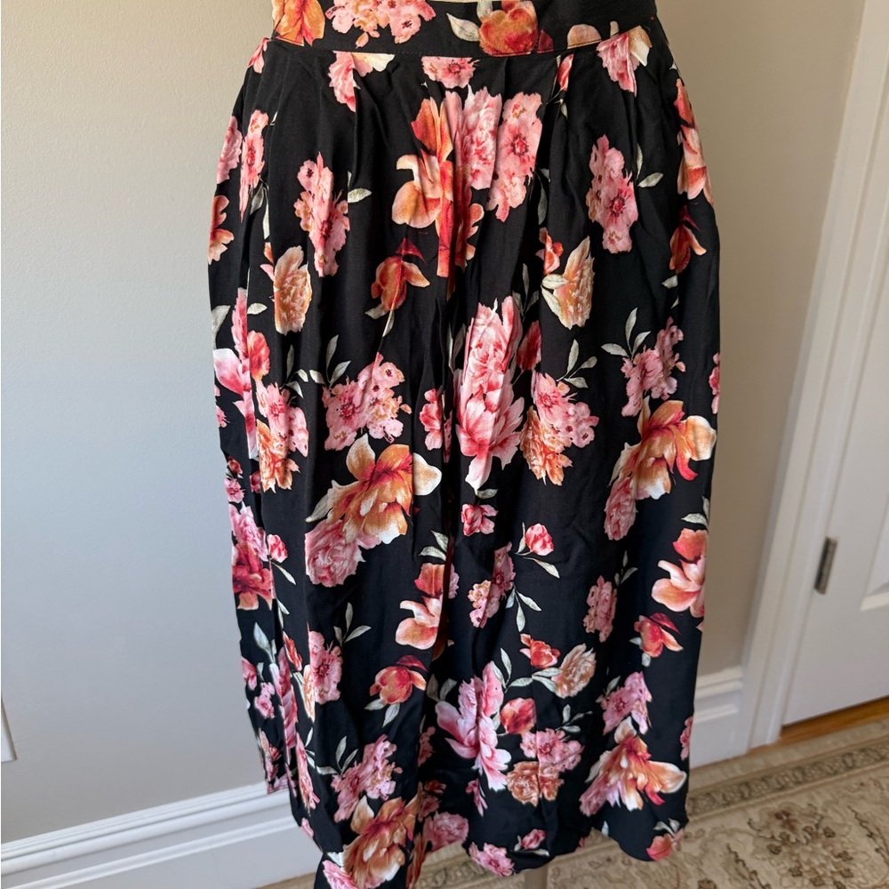 Forever 21 Floral Black Skirt size S cotton/linen